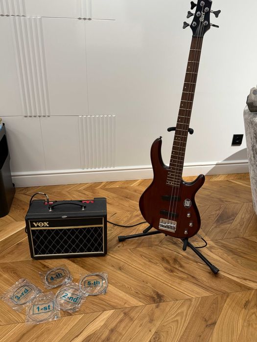 Бас гитара Cort Action V и усилитель Vox Pathfinder Bass 10