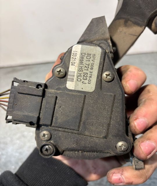 Pedala acceleratie 8D1 721 523 J Volkswagen VW Passat B6