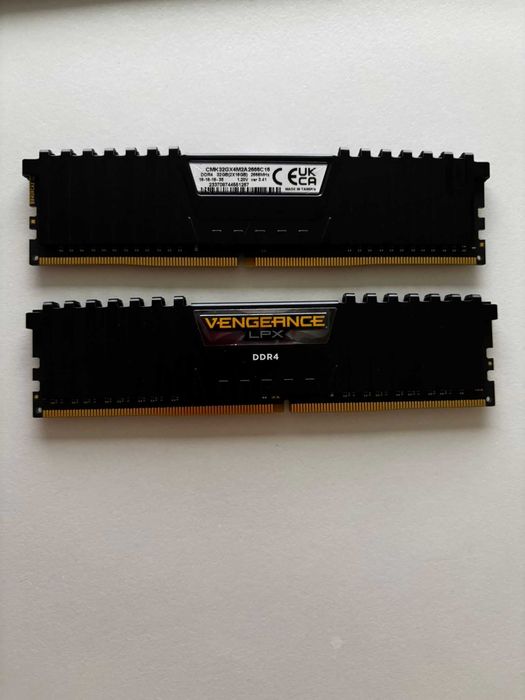 Memorie RAM 2xCORSAIR Vengenace LPX (16GBX2) 32 GB RAM 2666MHz