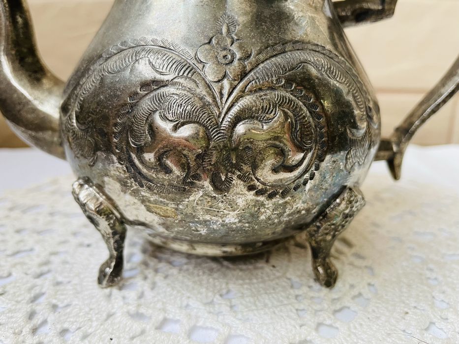 Красив арабски чайник с орел