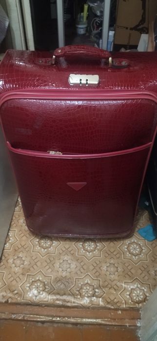 продам большой чемодан