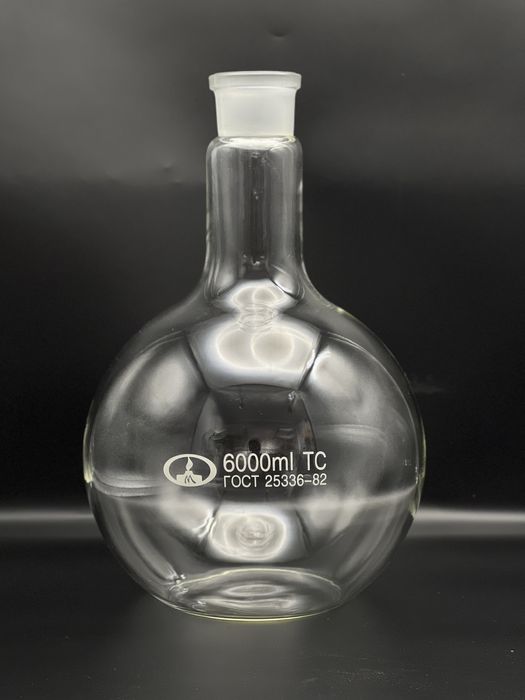 Лабораторные стеклянные колбы разных типов и объемов