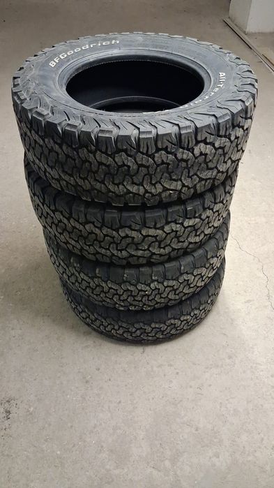 Vand cauciucuri AT 4 buc proape noi AT 265/65 R17.
Fără defect