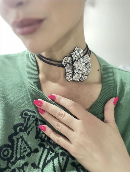 Чокер с цветочным декором из страз