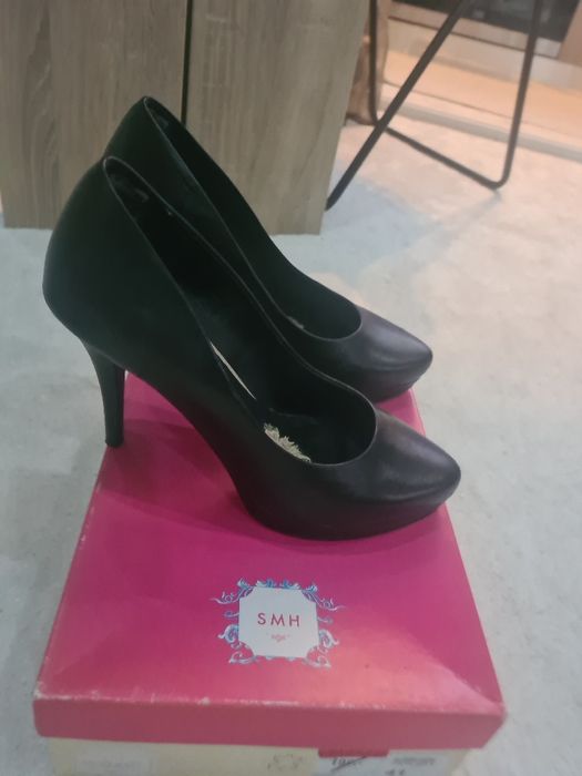 Pantofi noi cu toc de firma.