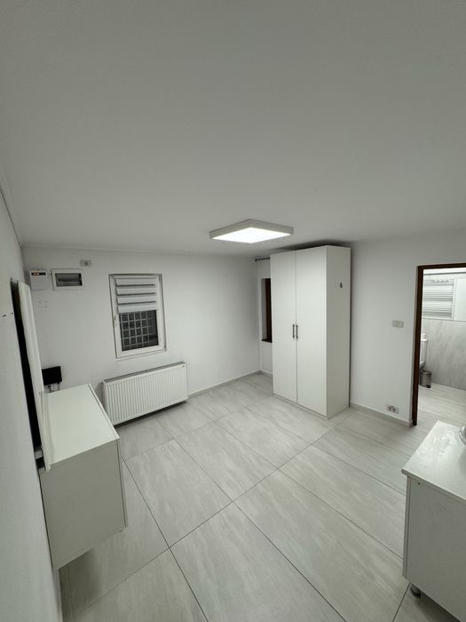 Inchiriez post manichiura/ frizerie/ cosmetica /masaj