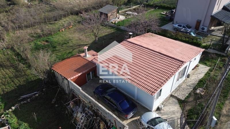 Едноетажна, обзаведена, сглобяема къща за продажба, с двор, в горната