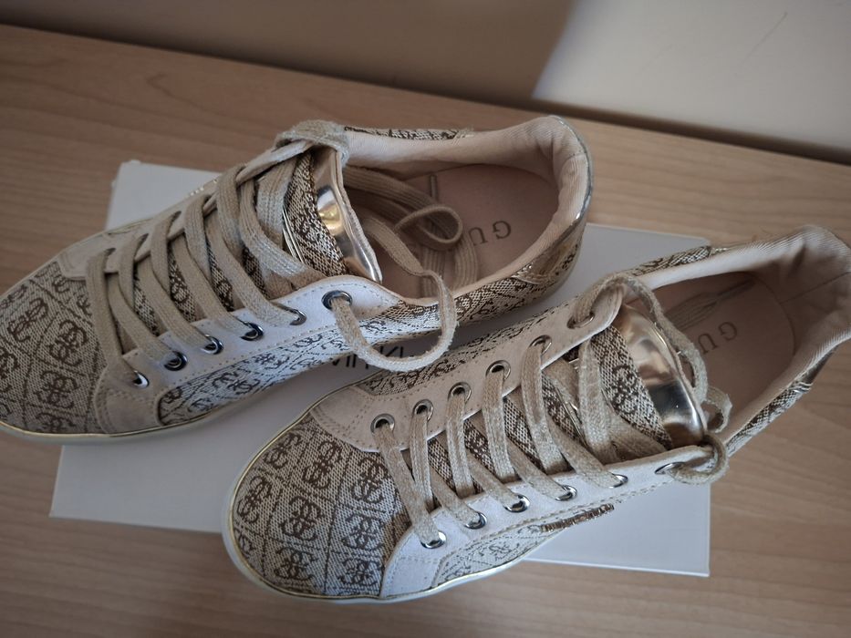 Дамски спортни обувки Guess