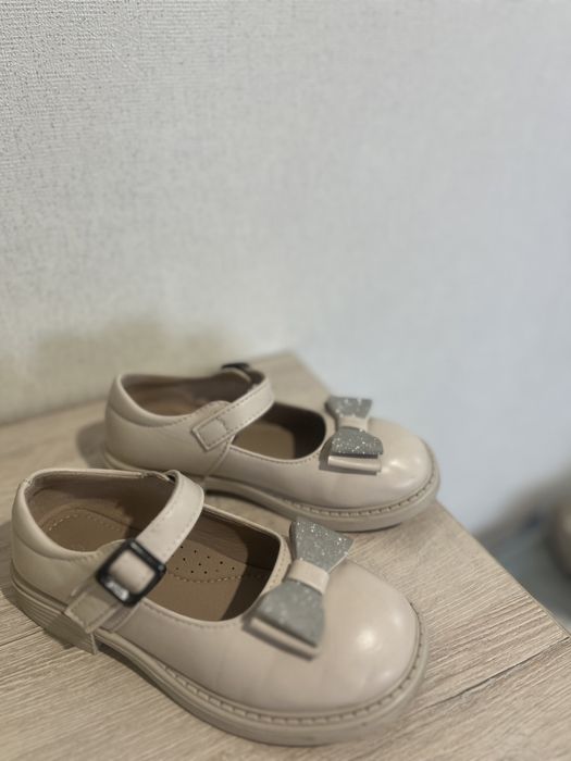 Продам платье и детскую обувь