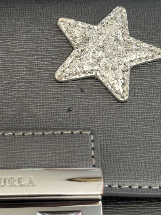 Сребърна чанта Furla metropolis с лек дефект