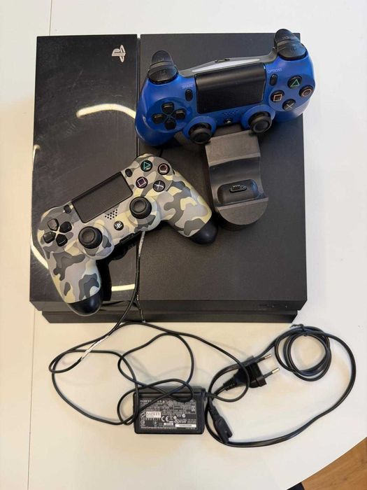 Pachet PlayStation 4 (PS4) + 2 Controller-e DualShock 4 + Stație Încărcare Originală Sony