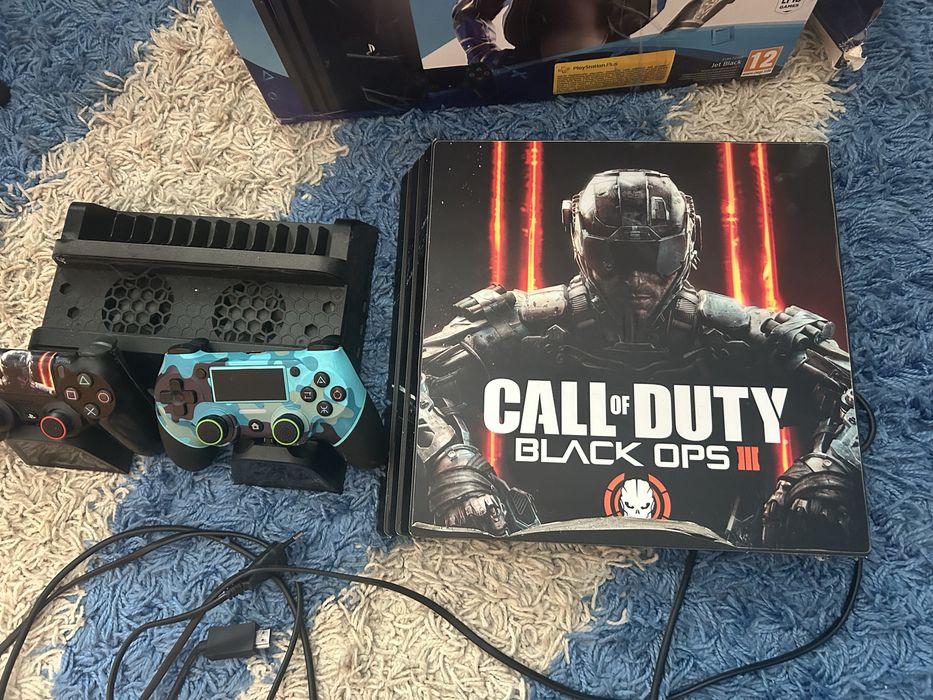 PS 4 pro cu doua manete