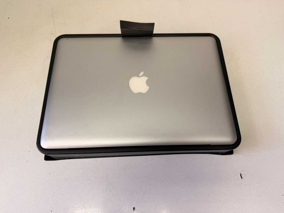 MacBook Pro 13 Unibody Mid 2009 – 8 GB RAM – Impecabil / Tinut in Carcasa + Geanta