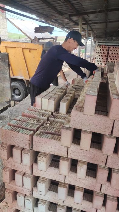 Красный жженый кирпич