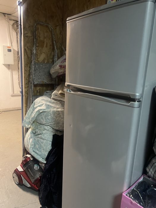 Почтм даром холодильник ,в отличном состянии серого цвета