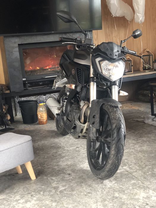 Yamaha mt 125.
