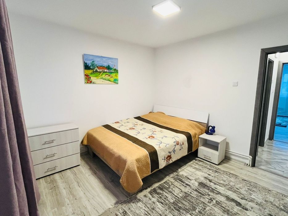 Vand apartament renovat si mobilat.