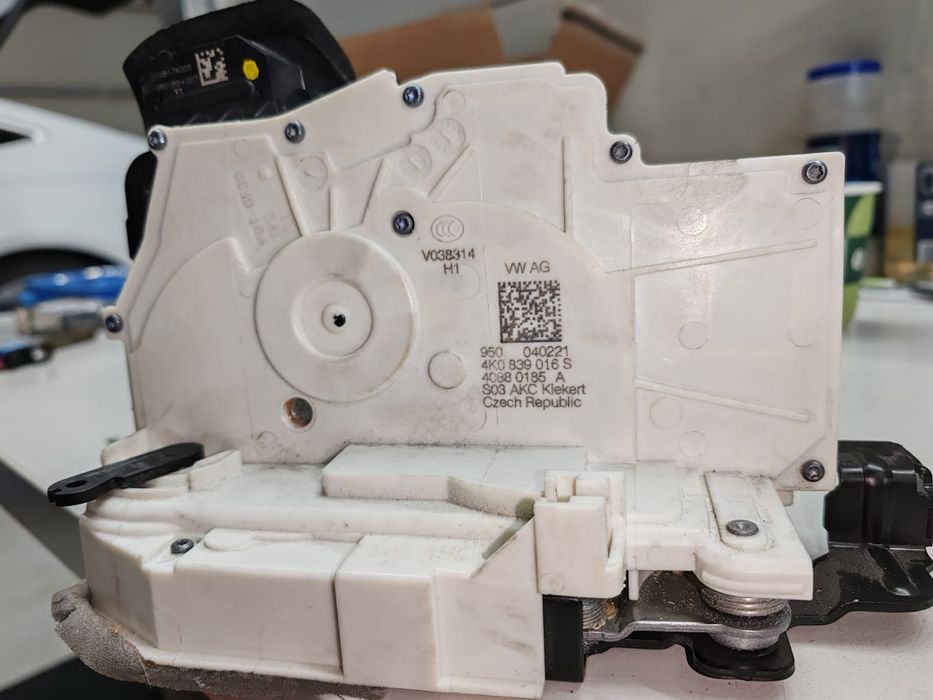 Încuietoare Audi Q8 2019+ 4K0839016S 4K1837016L