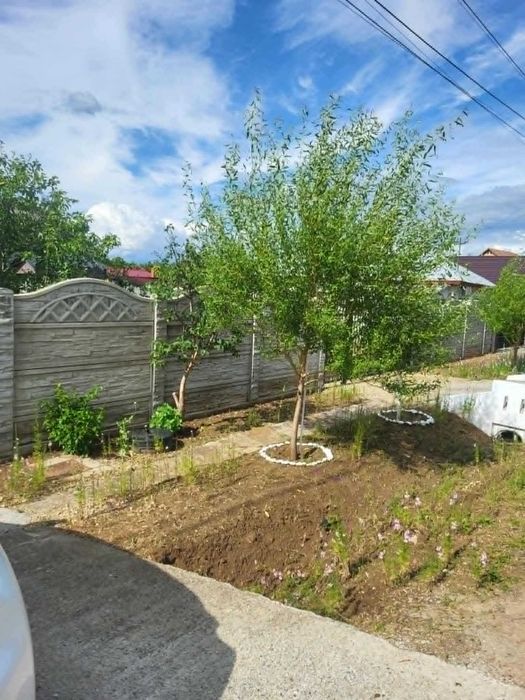 Vand teren 420m2 la strada(ingradire gard de beton si porti noi+magazie,fantana si utilitati),7km de Craiova in Simnicu de Sus