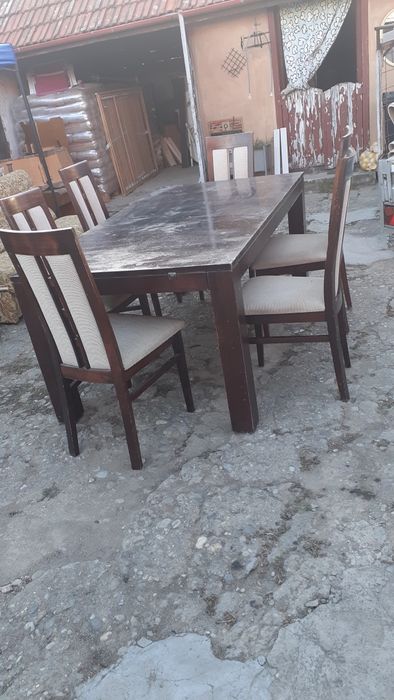 Masă extensibilă din lemn,cu 6 scaune