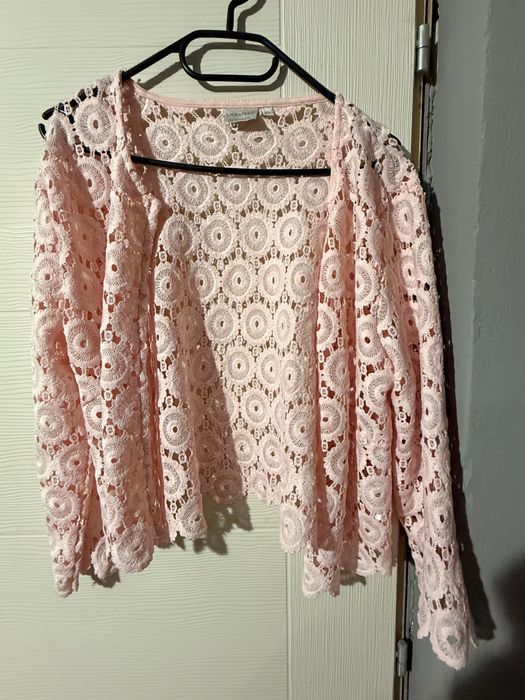 Продавам дрехи .