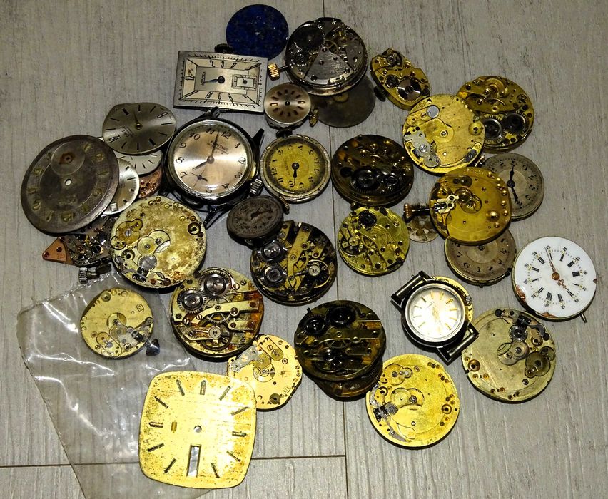 Около 30 механични часовникови механизми и части