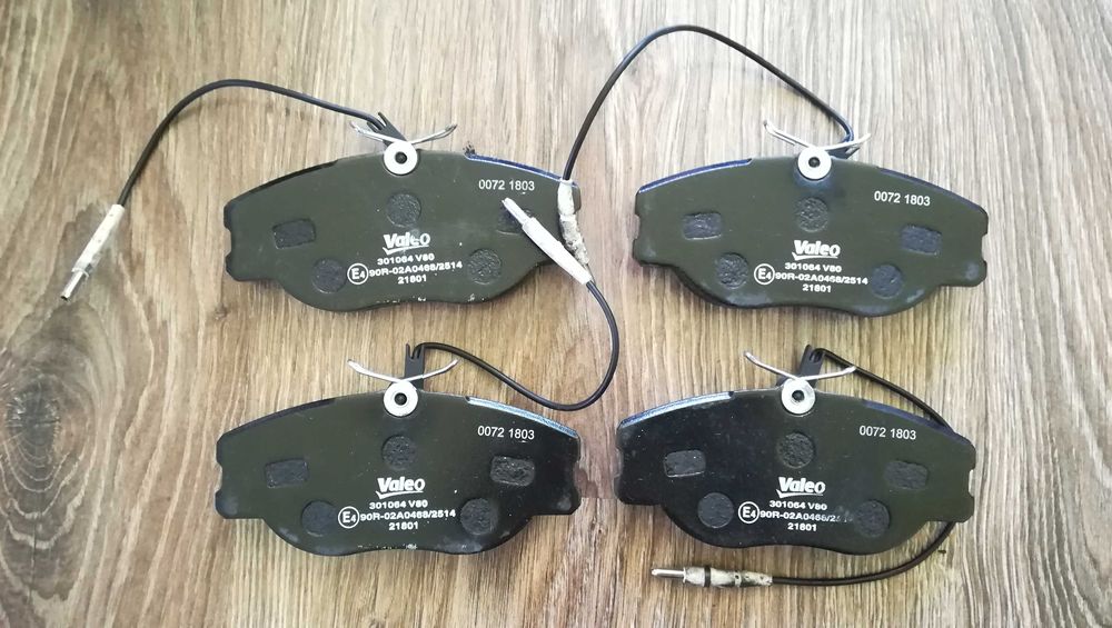 Комплект спирачни накладки VALEO 301064