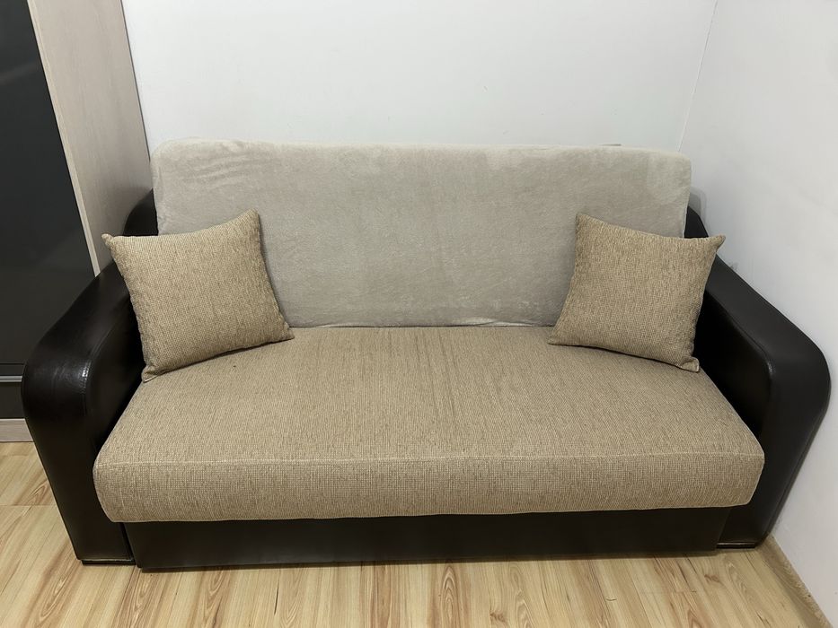 Canapea extensibila cu manere de piele