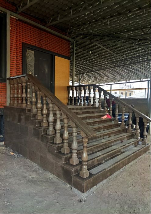 Гранитные ступени, гранитные балясины, гранитные плитки.