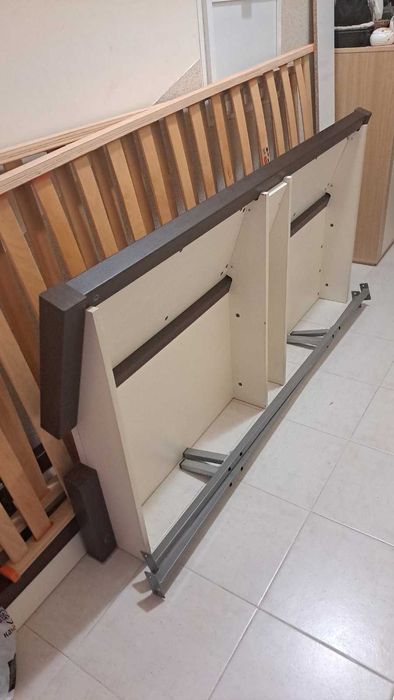 Спалня с подарък под матрачни рамки