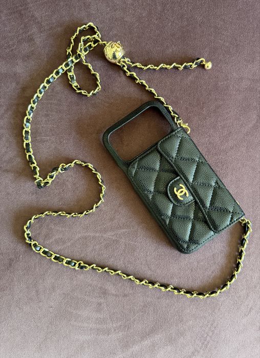 Husa  IPhone  Chanel de piele  cu lantisor se poate purta ca si geanta