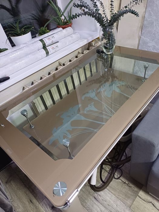 Продам стеклянный стол б/у