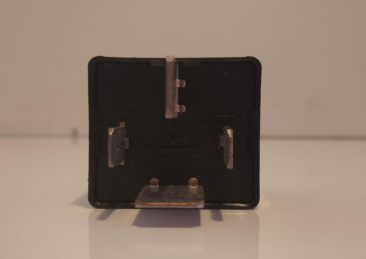 Releu  100 7M0951253A Volkswagen VW Passat B6 seria