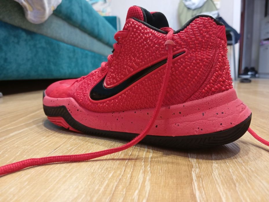 Продам баскетбольные кроссовки kyrie 3