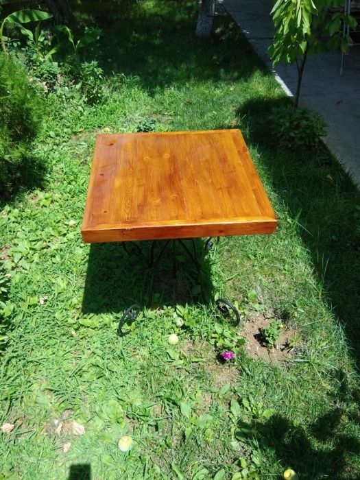 Продается стол квадратный