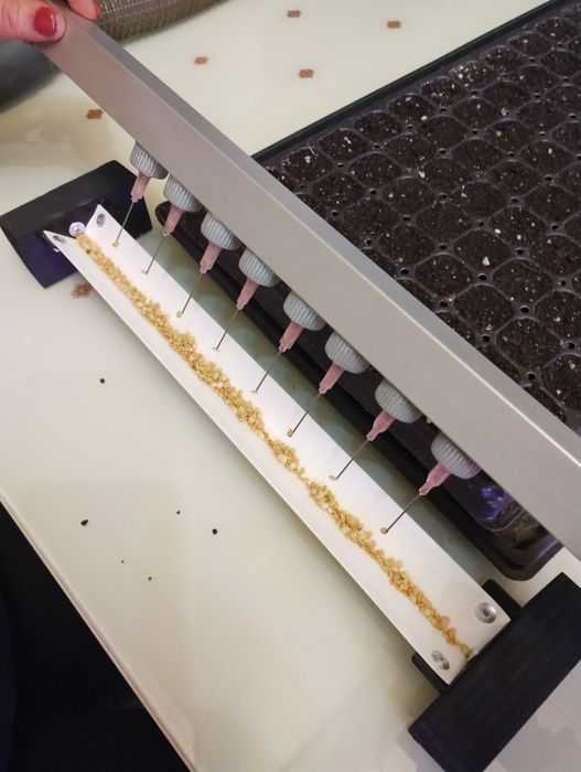 Сеялка за табли 128 гнезда