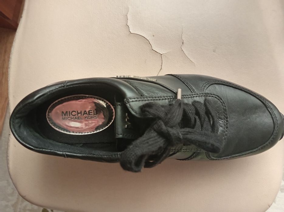 Продаются кроссовки женские