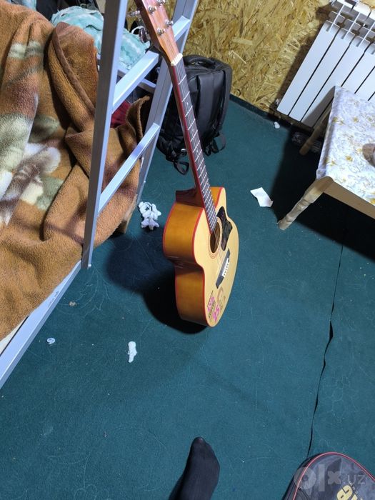 Gitara  sotiladi