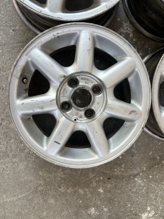 Продам комплект оригинальных литых дисков R14
