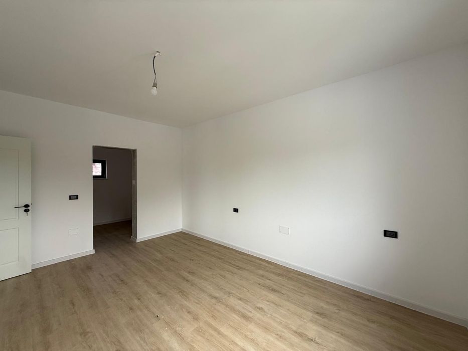 Casa noua, curte amenajata, strada din spatele  parcului Romanescu