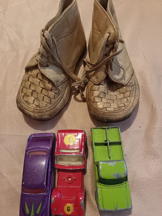 Vind ghetuțe si mașinuțe vechi.