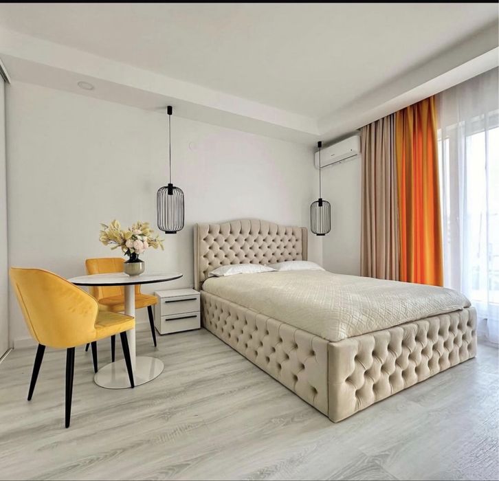 Pat dormitor  200x200 cm din catifea  crem  in stare perfecta