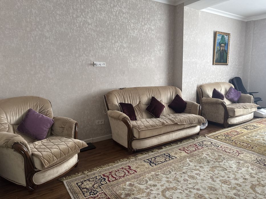 Продам диван три дивана ,стол и стулья в подарок