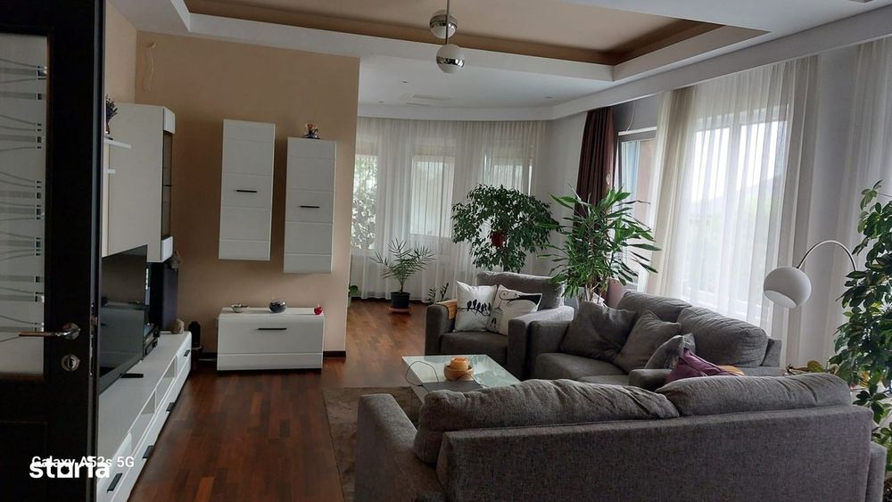 Casă cu 6 camere și garaj, gata de utilizare