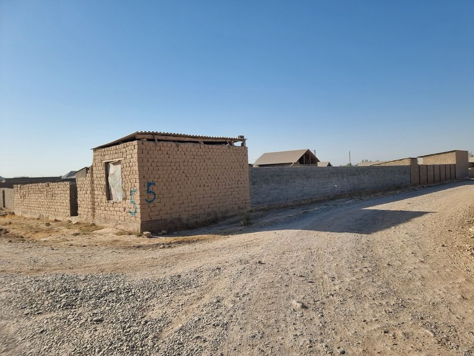 Uchastka 12 sotix hamma matiryallari bor