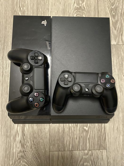 Ps 4 cu 2 manete si 4 jocuri