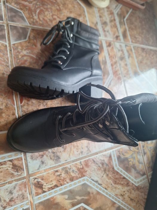 Vand ghete noi marimea 36