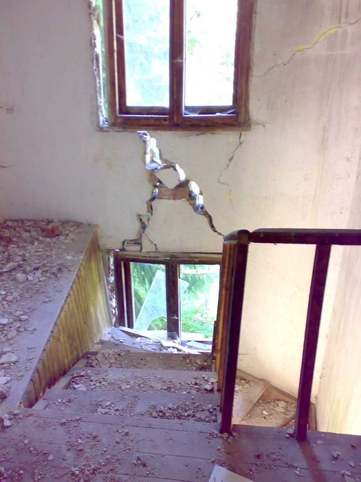 Двуетажна вила с голям двор в Тетевенския Балкан – с. Гложене