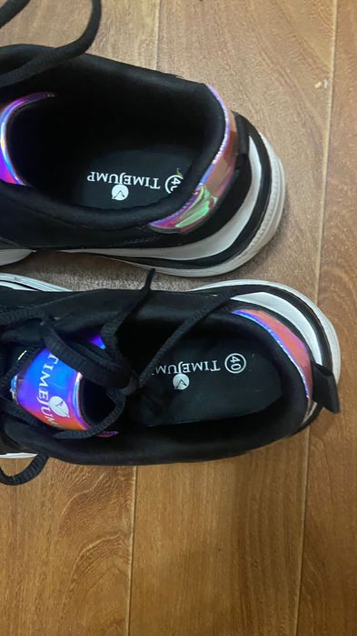 Продам женские кроссовки