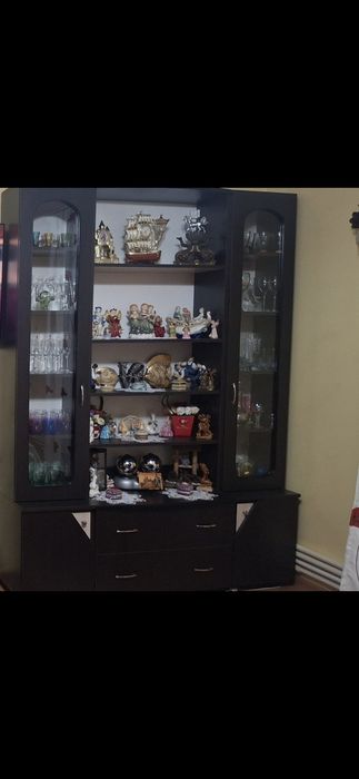 Vitrina moderna pret6000lei negociabil